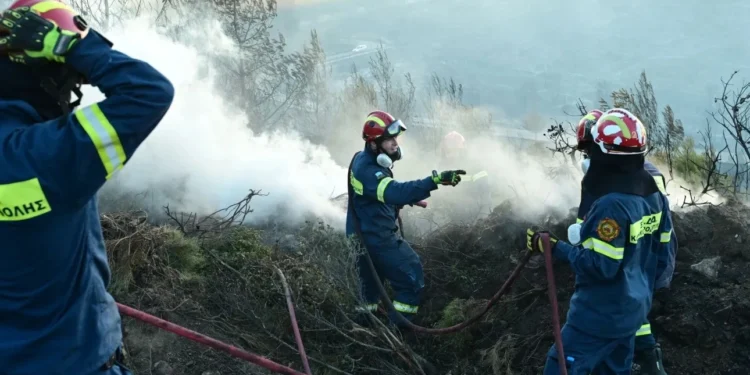 Μεγάλη φωτιά στο Ηράκλειο της Κρήτης – Εστάλη μήνυμα από το 112