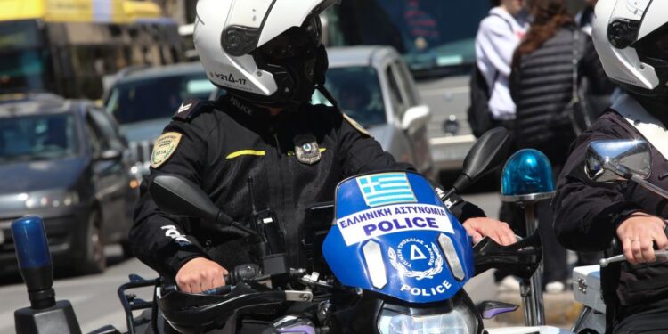 Συνελήφθησαν δύο ανήλικοι μετά από καταδίωξη οχήματος στο Χαλάνδρι