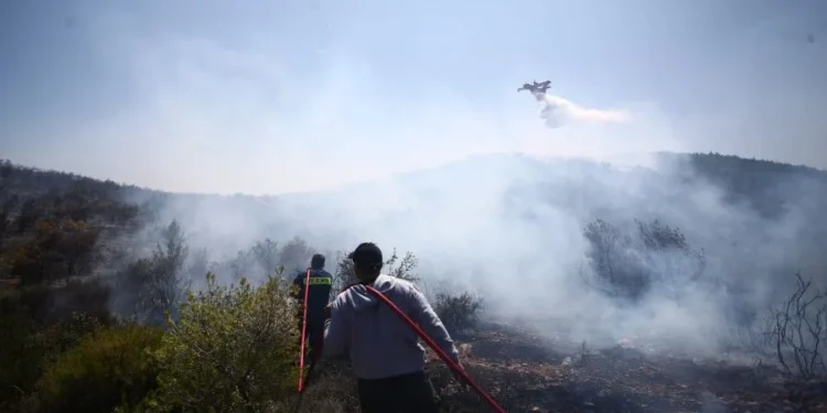 Βελτιωμένη η εικόνα της πυρκαγιάς στο Άνω Σούλι Μαραθώνα