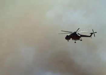 Μεγάλη φωτιά στην Παλαιά Φώκαια: Καίγονται σπίτια, αλλεπάλληλα μηνύματα από το 112