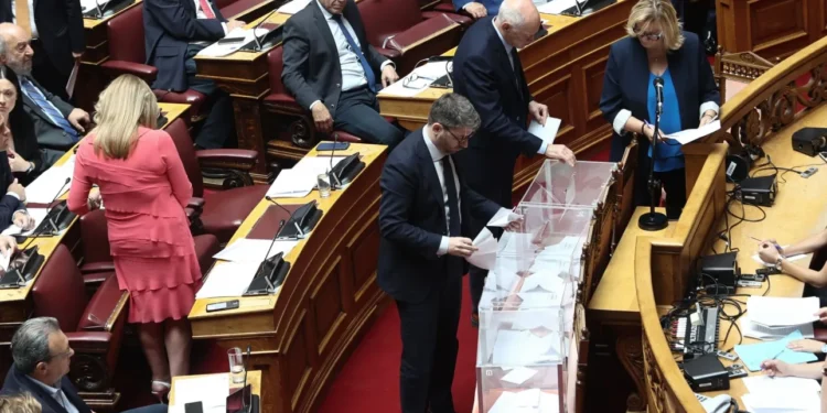 «Ετοιμοπόλεμες» οι Κ.Ο. για την προανακριτική των Τεμπών – Οι τρεις προτάσεις και οι 14 κάλπες