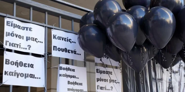 Πυρκαγιά στο Μάτι: Διαμαρτυρία συγγενών θυμάτων από την καταστροφική πυρκαγιά έξω από το Εφετείο