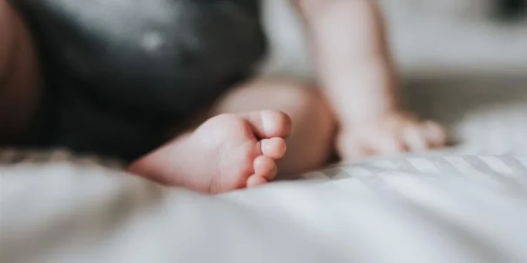 Θεσσαλονίκη: Αγνοούνται οι γονείς που άφησαν το βρέφος στο μπαλκόνι να κλαίει