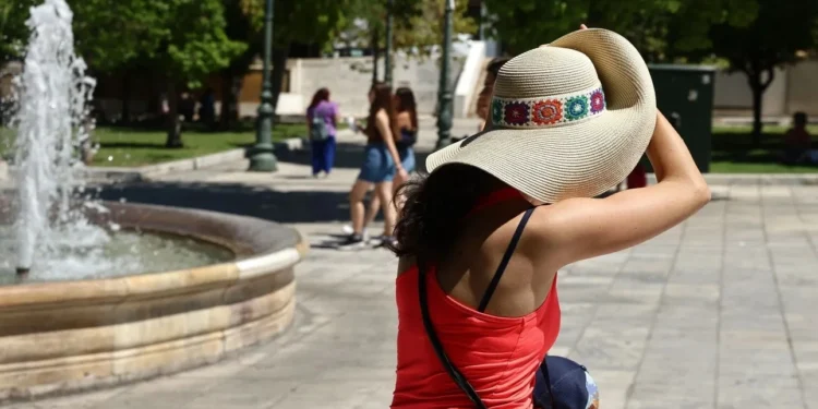 Έρχεται αζορικός αντικυκλώνας: Καύσωνες και βροχές στην Ευρώπη – Πώς θα επηρεάσει την Ελλάδα