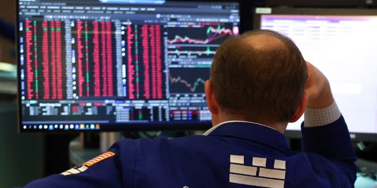 Η τιμή του πετρελαίου εκτινάσσεται κατά 12% μετά τους βομβαρδισμούς του Ισραήλ στο Ιράν