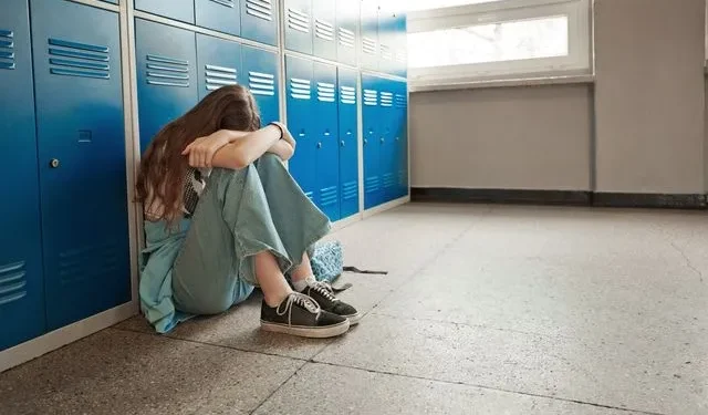 Λάρισα: 15χρονη ξυλοφόρτωσε συμμαθήτριά της με τη βοήθεια δύο αγοριών και ανέβασε το βίντεο στο Instagram