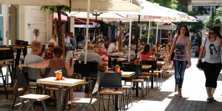 Ελεγκτικό Συνέδριο: Τραπεζάκια έξω χωρίς άδεια και υπερβάσεις του νόμου κατά 77%