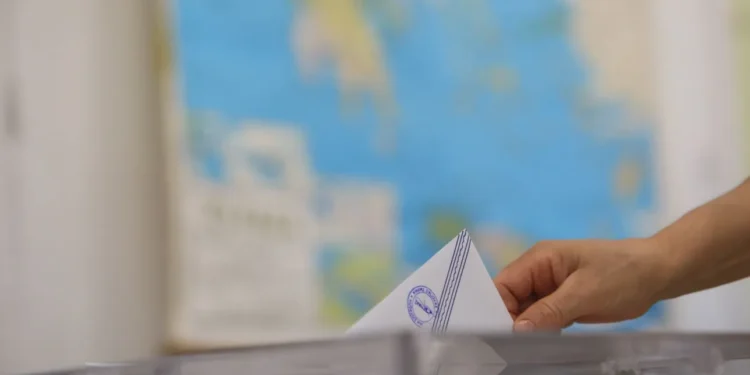 Δημοσκόπηση Real Polls: Πρώτη με υψηλά ποσοστά η ΝΔ – Ακολουθεί το ΠΑΣΟΚ, υποχωρεί η Πλεύση