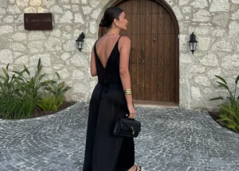 Μαύρο χρώμα και το καλοκαίρι: Η chic αντίθεση που ταιριάζει τέλεια με το μαύρισμα