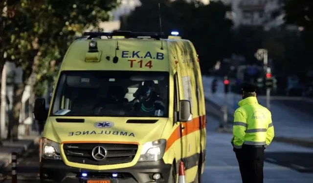 Λ. Ποσειδώνος: Νεκρή μία εργαζόμενη από τη σύγκρουση ταξί με απορριμματοφόρο
