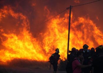 Σε πύρινο κλοιό η βόρεια Χίος – Μάχη με τις φλόγες για δεύτερη ημέρα