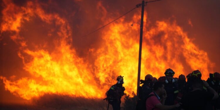 Σε πύρινο κλοιό η βόρεια Χίος – Μάχη με τις φλόγες για δεύτερη ημέρα