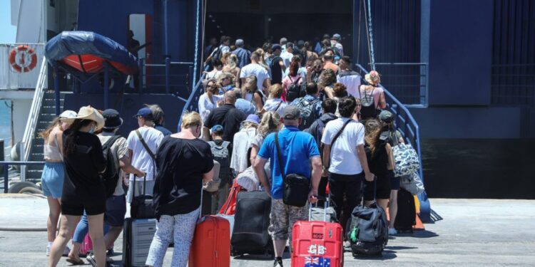 Αγίου Πνεύματος: Γεμάτα αναχωρούν τα πλοία για το τριήμερο – Αυξημένη κίνηση