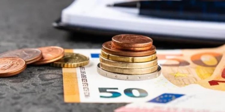 ΟΠΕΚΑ: Φρένο στα σχέδια για αυστηρούς «κόφτες» στα επιδόματα – Ολα τα σενάρια