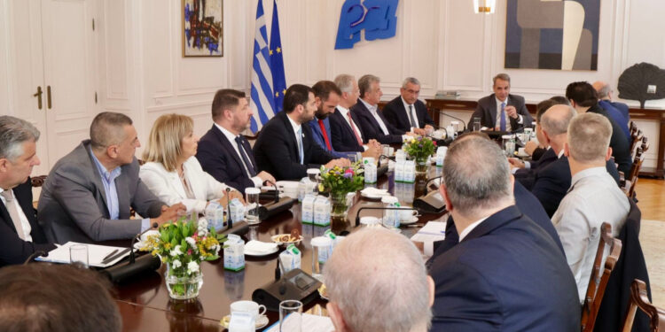 Συνάντηση Μητσοτάκη με περιφερειάρχες: Στο επίκεντρο η πορεία υλοποίησης των προγραμμάτων του ΕΣΠΑ και τα σχέδια ανάπτυξης