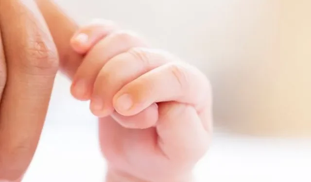 Θεσσαλονίκη: Γονείς άφησαν βρέφος στο μπαλκόνι και πήγαν για ύπνο