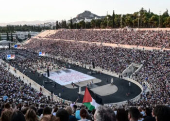 Κατάμεστο το Καλλιμάρμαρο στη συναυλία για τα 100 χρόνια από τη γέννηση του Μίκη Θεοδωράκη