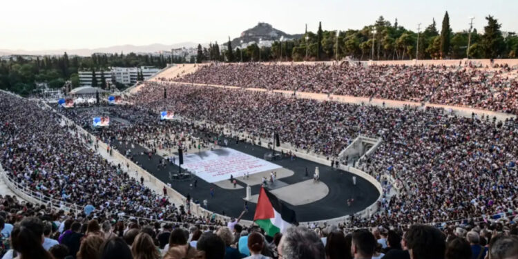 Κατάμεστο το Καλλιμάρμαρο στη συναυλία για τα 100 χρόνια από τη γέννηση του Μίκη Θεοδωράκη