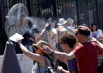 Καύσωνας: Ανησυχία για μεγάλες φωτιές στην Ευρώπη – Δυσοίωνες προβλέψεις για δεκάδες χιλιάδες θανάτους από τη ζέστη