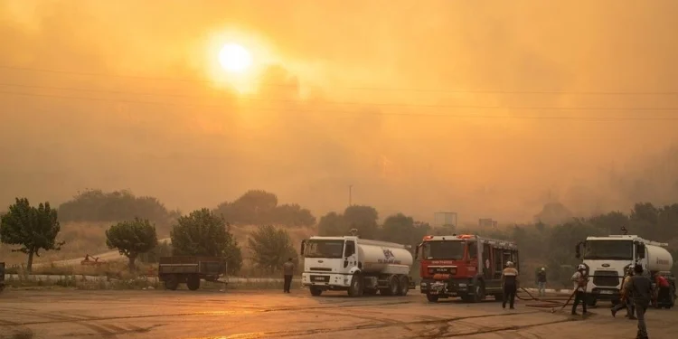 Φωτιά στην Τουρκία: Ορατός από την Πεντέλη ο καπνός – Εκκενώνονται οικισμοί και ιστορικοί χώροι
