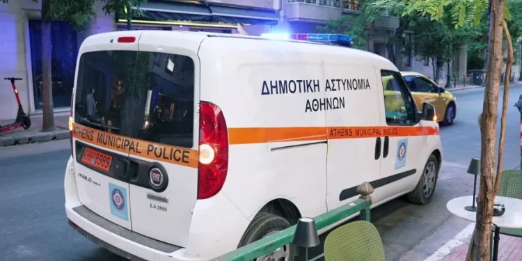Δήμος Αθηναίων: Επιχείρηση «σκούπα» για τραπεζοκαθίσματα και παραβάσεις στάθμευσης