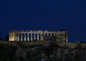 Στους 33 βαθμούς η θερμοκρασία ακόμη και μετά τα μεσάνυχτα στην Αττική