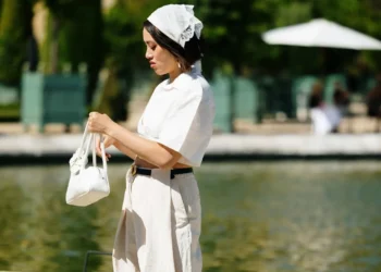 White rules: Τα λευκά αξεσουάρ δίνουν extra φως στα καλοκαιρινά looks