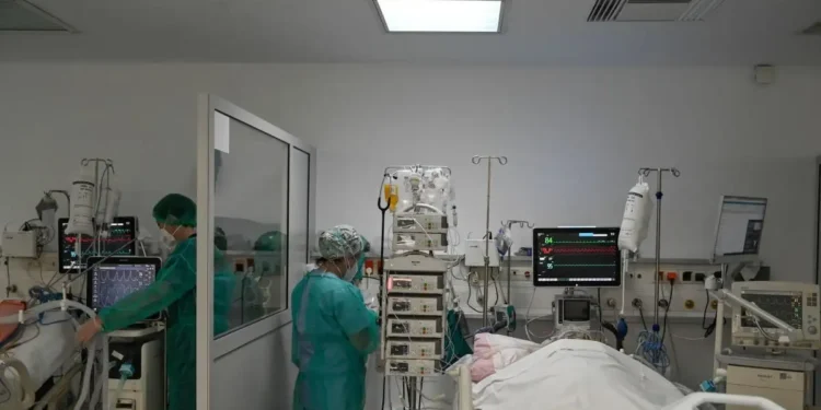 Κορονοϊός: Φαρυγγίτιδα προκαλεί η νέα παραλλαγή της ομάδας Όμικρον, ραγδαία αύξηση των κρουσμάτων