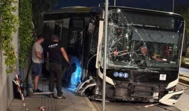 “Ακυβέρνητο” λεωφορείο στη Λεωφόρο Βουλιαγμένης – Ξήλωσε κολώνες και έπεσε σε περίφραξη κτιρίου