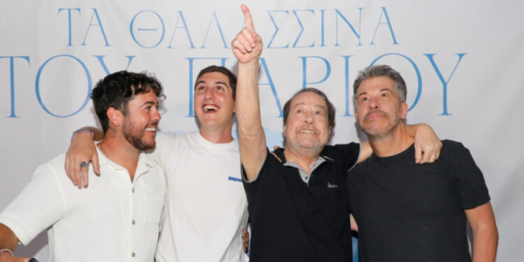 Ο Γιάννης Πάριος αγκαλιά με τους γιους του στην παρουσίαση του νέου του δίσκου
