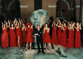 Valentino Garavani: Ένα μεγάλο αντίο στον σχεδιαστή που μας έμαθε να αγαπάμε το κόκκινο